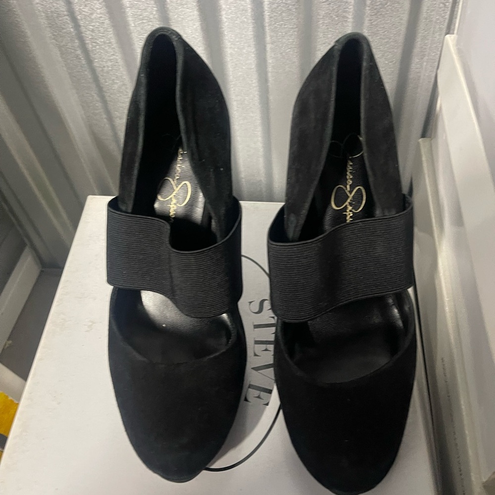 Jessica Simpson Black Heels with Sleek Design